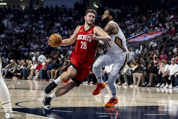 NBA季前赛综述：火箭<a href=/halkan/lanqiuzhibo/spurs/ target=_blank class=infotextkey>马刺</a><a href=/halkan/lanqiuzhibo/magic/ target=_blank class=infotextkey>魔术</a>领跑 新趋势与球队百态