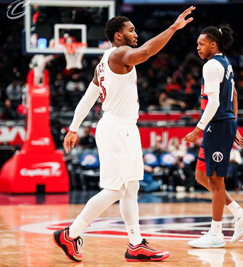 末节狂轰45分逆转!米切尔48分封神 骑士13连胜<a href=/halkan/lanqiuzhibo/wizards/ target=_blank class=infotextkey>奇才</a>