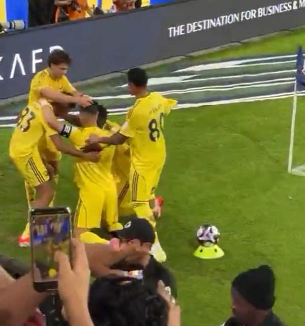 绝杀瞬间！<a href=/qiuyuan/halkan/zuqiuzhibo/122.html target=_blank class=infotextkey>菲利克斯</a>给C罗戴上“胜利信物”，C罗跳舞回应嗨爆！